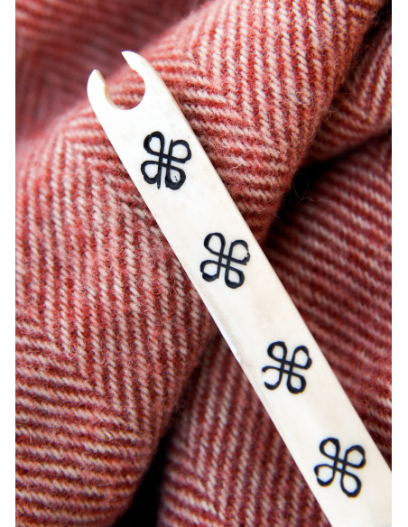 Navette en os avec nœuds celtiques