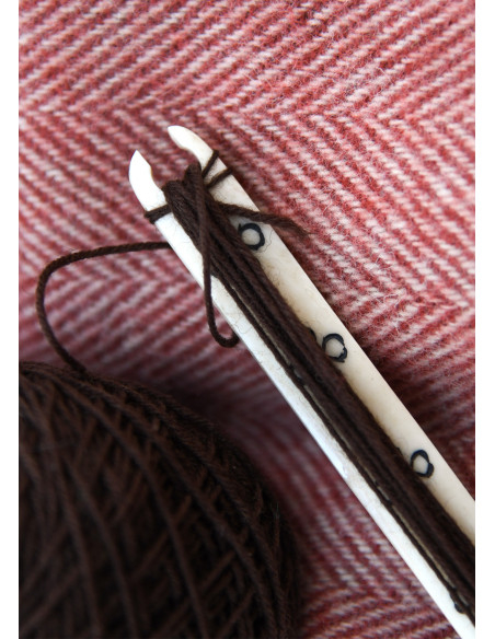 Navette en os avec nœuds celtiques