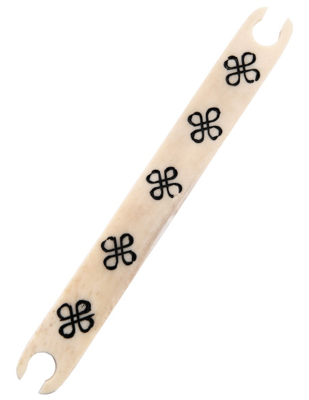 Navette en os avec nœuds celtiques