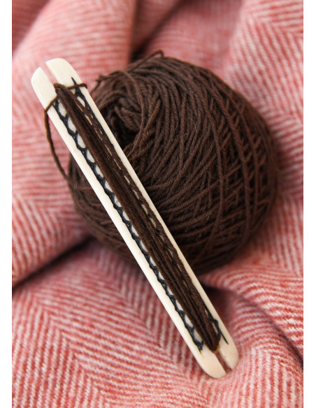 Navette en os avec motif tressé