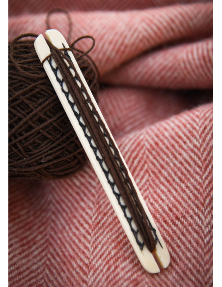 Navette en os avec motif tressé