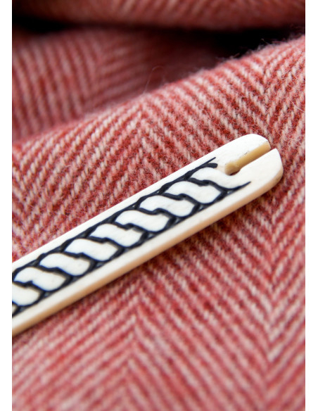 Navette en os avec motif tressé