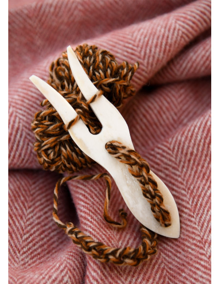 Lucet viking-médiéval en os