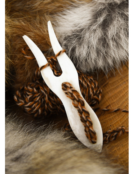 Lucet viking-médiéval en os