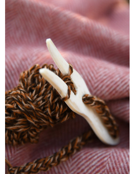 Lucet viking-médiéval en os