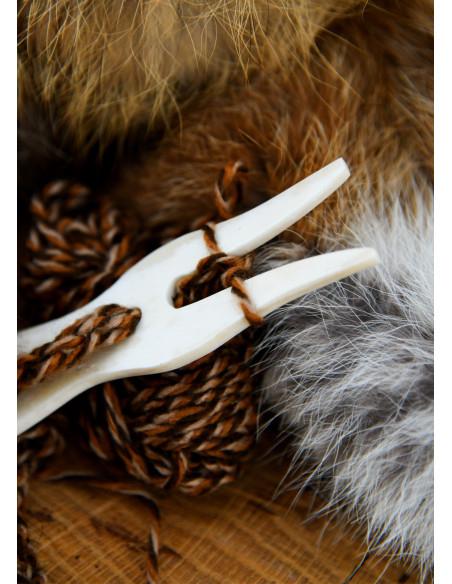 Lucet viking-médiéval en os