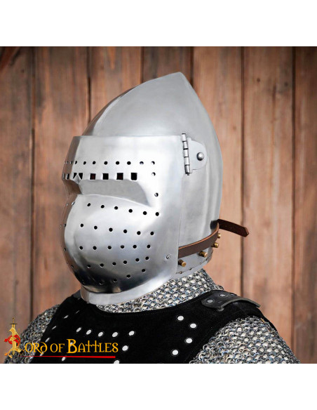 Bacinete médiéval avec visière...