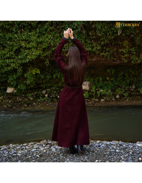 Robe viking aux bordures décoratives...