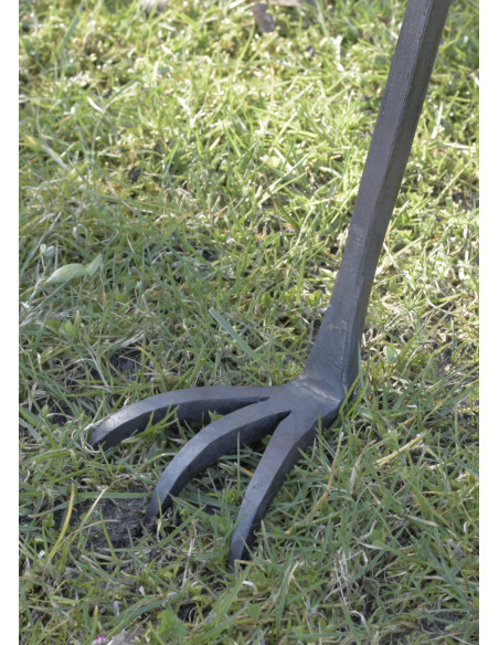 Grand trépied, forgé à la main,...