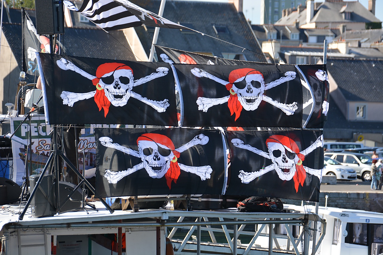 Banderas piratas en barco